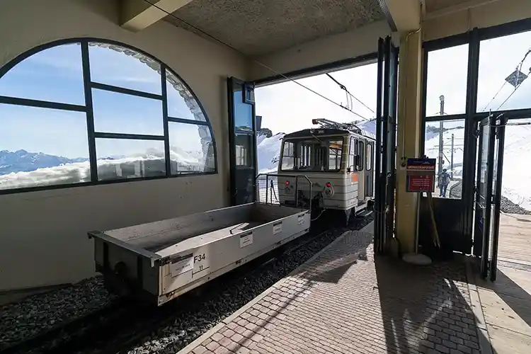 Cogwheel train hall