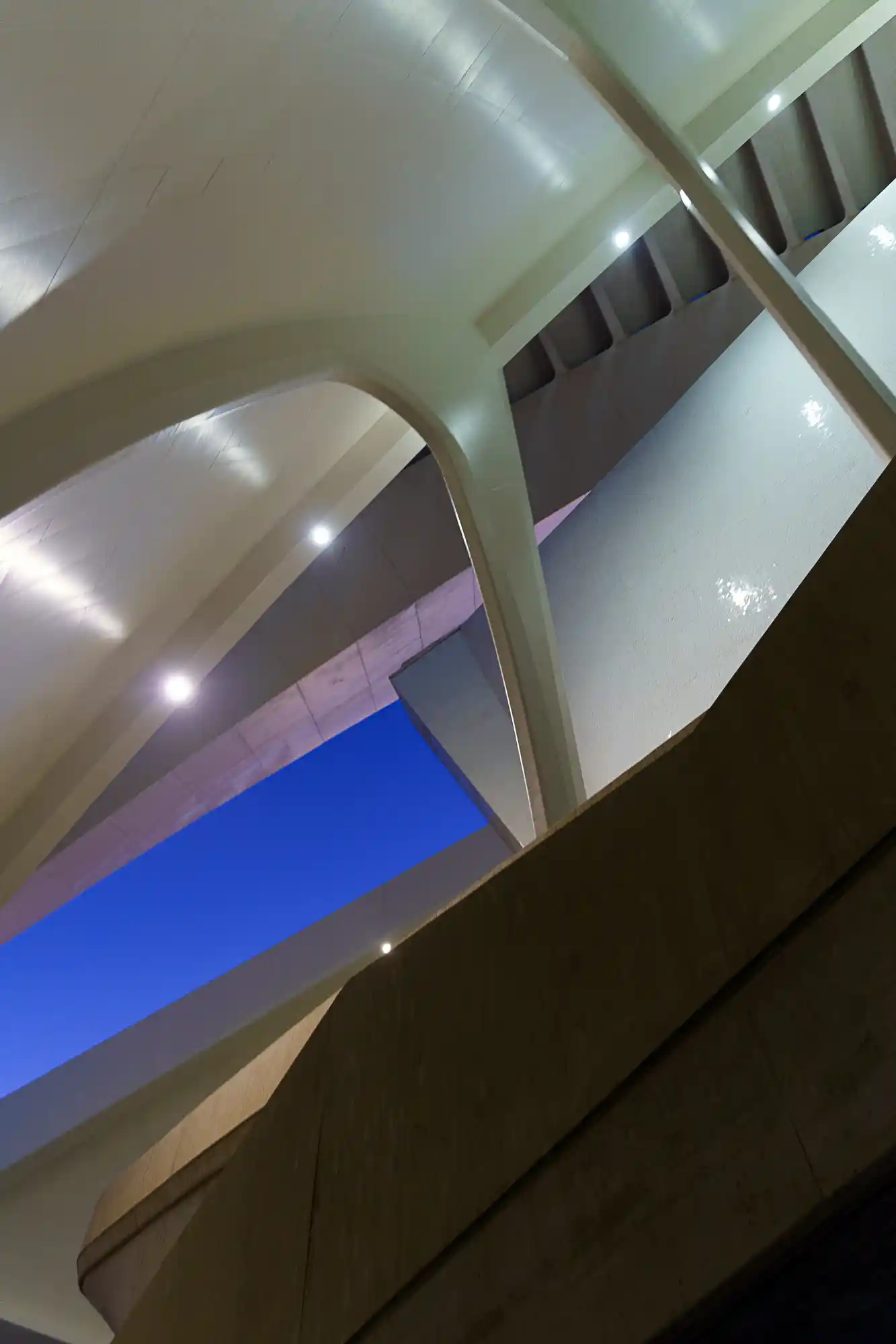 Sweeping curves of the Palau de les Arts