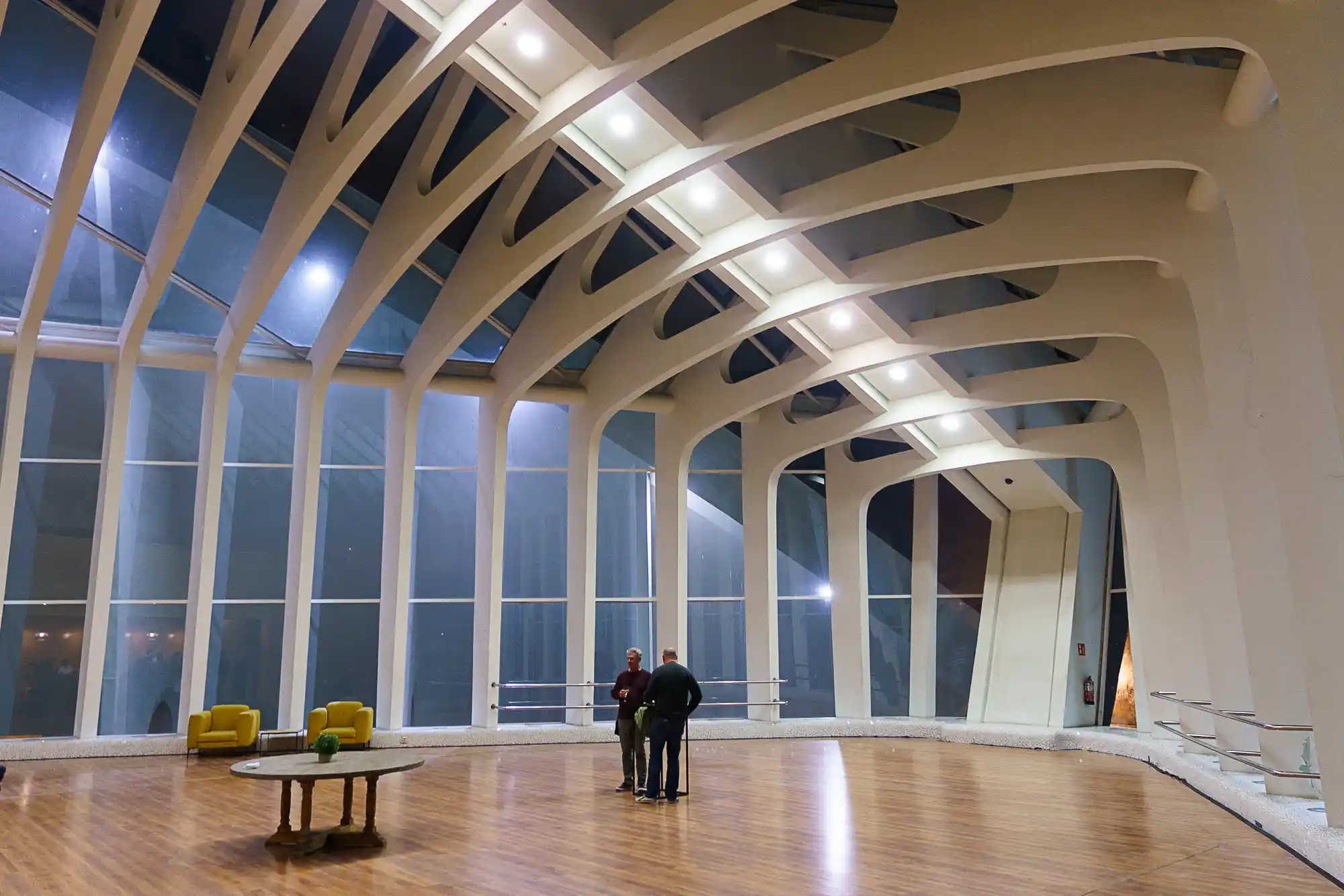 Sweeping curves of the Palau de les Arts