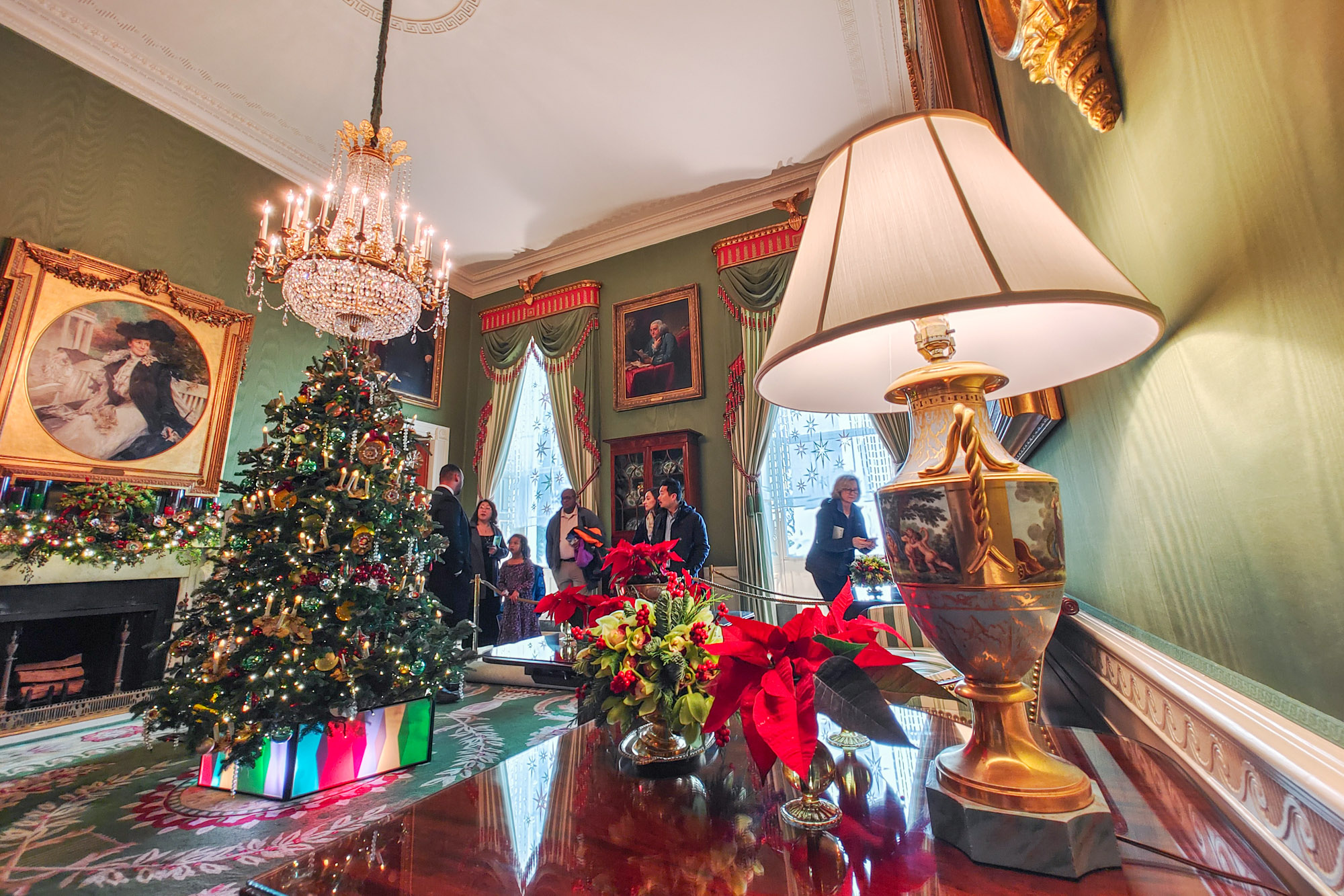 Table and Christmas tree with lamp at the Green Room