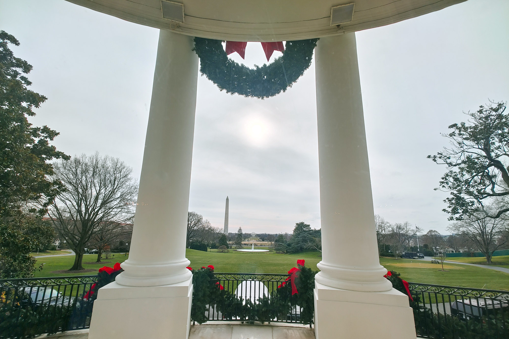 White House outside Christmas decoration
