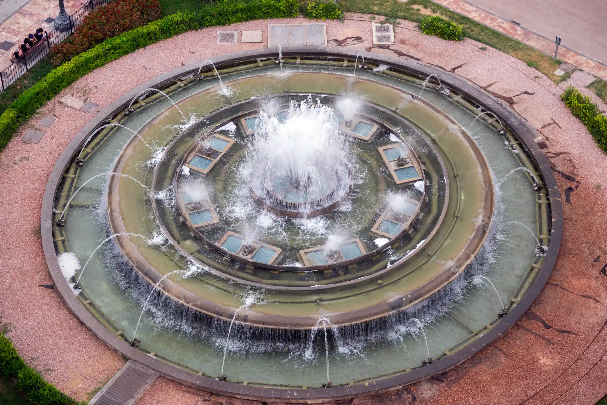 Round fountain of Plaza del Ayuntamiento