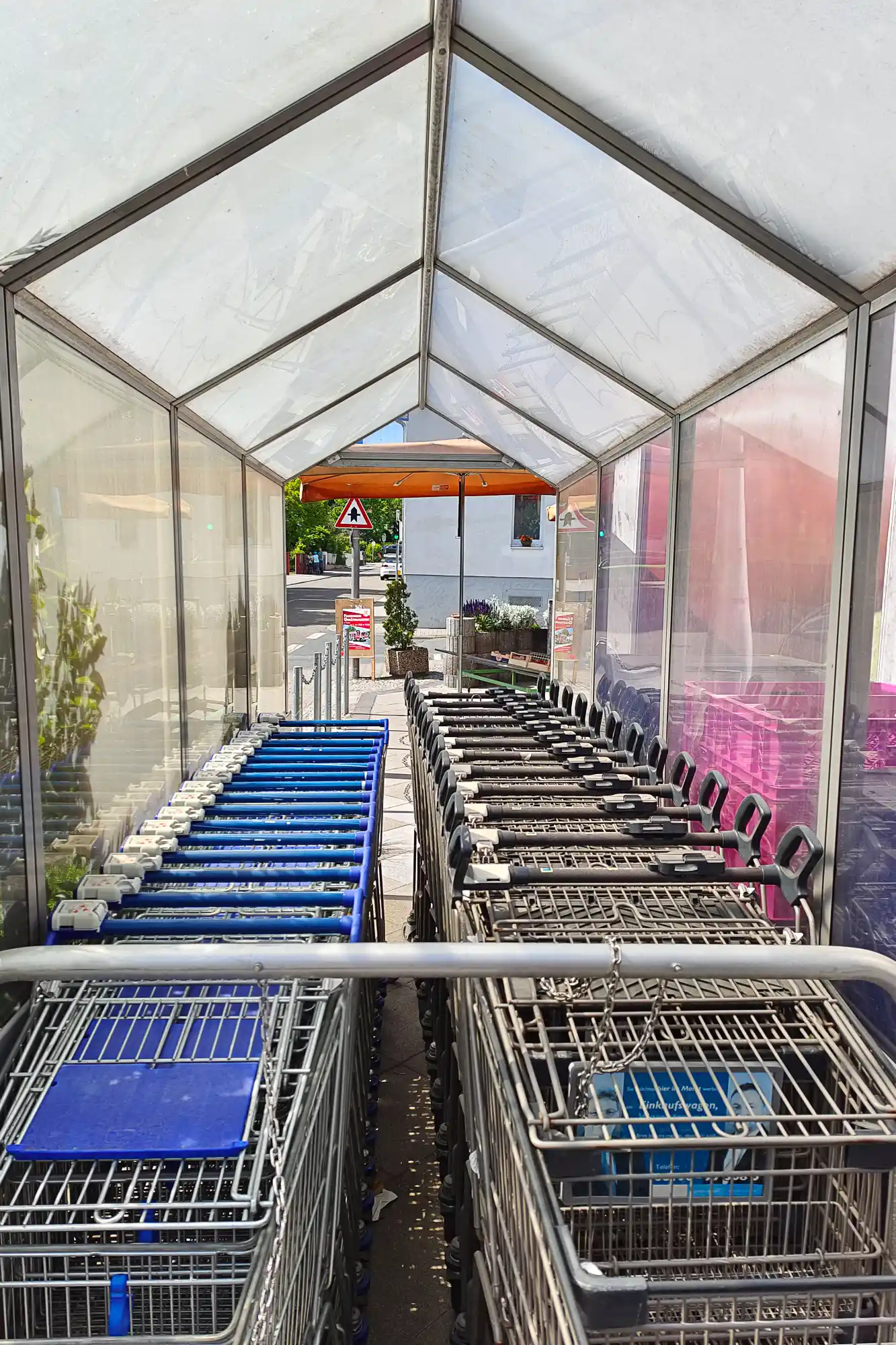 Einkaufswagen beim Edeka