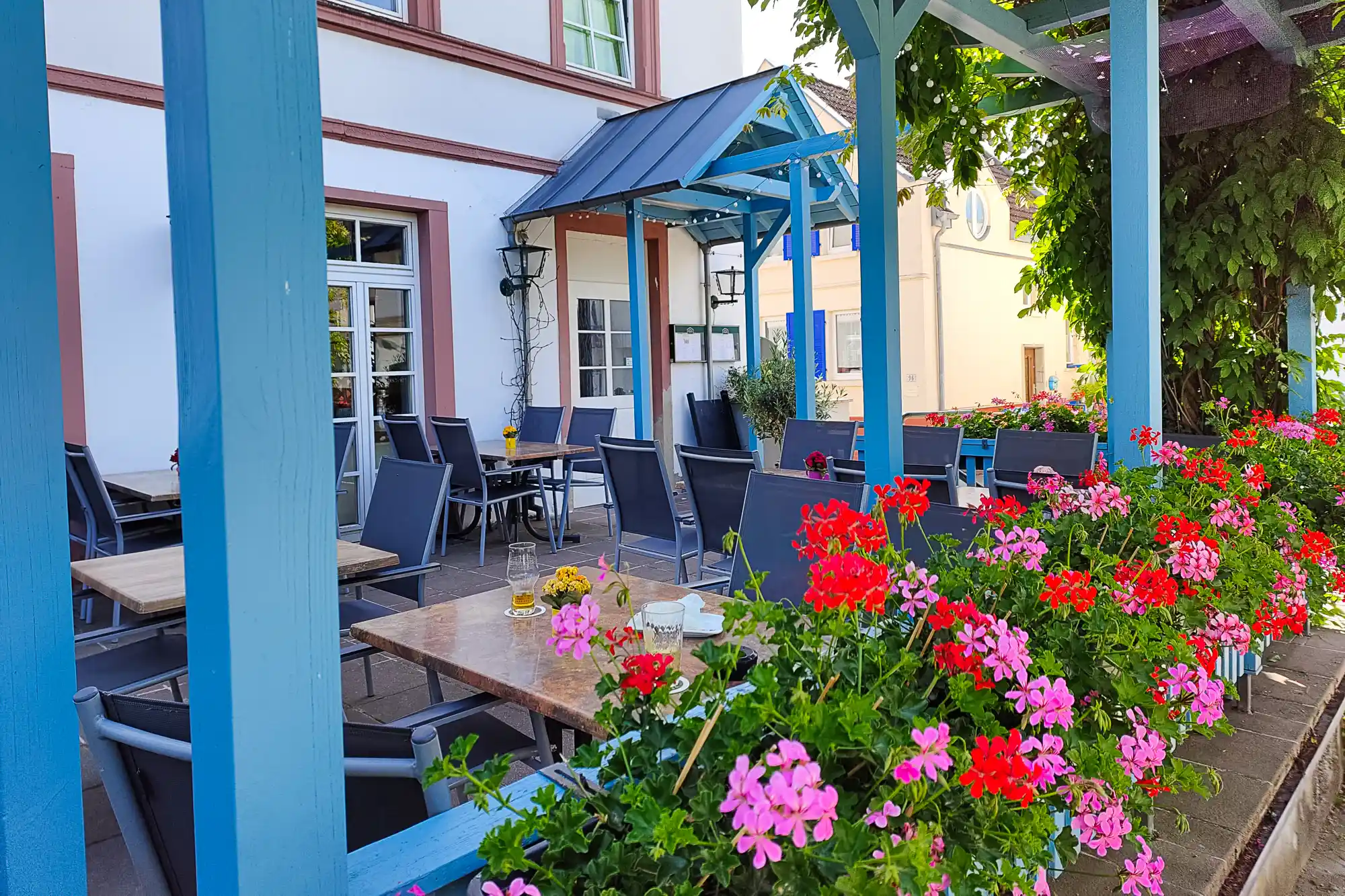 Datterich Schänke in Traisa with flowers