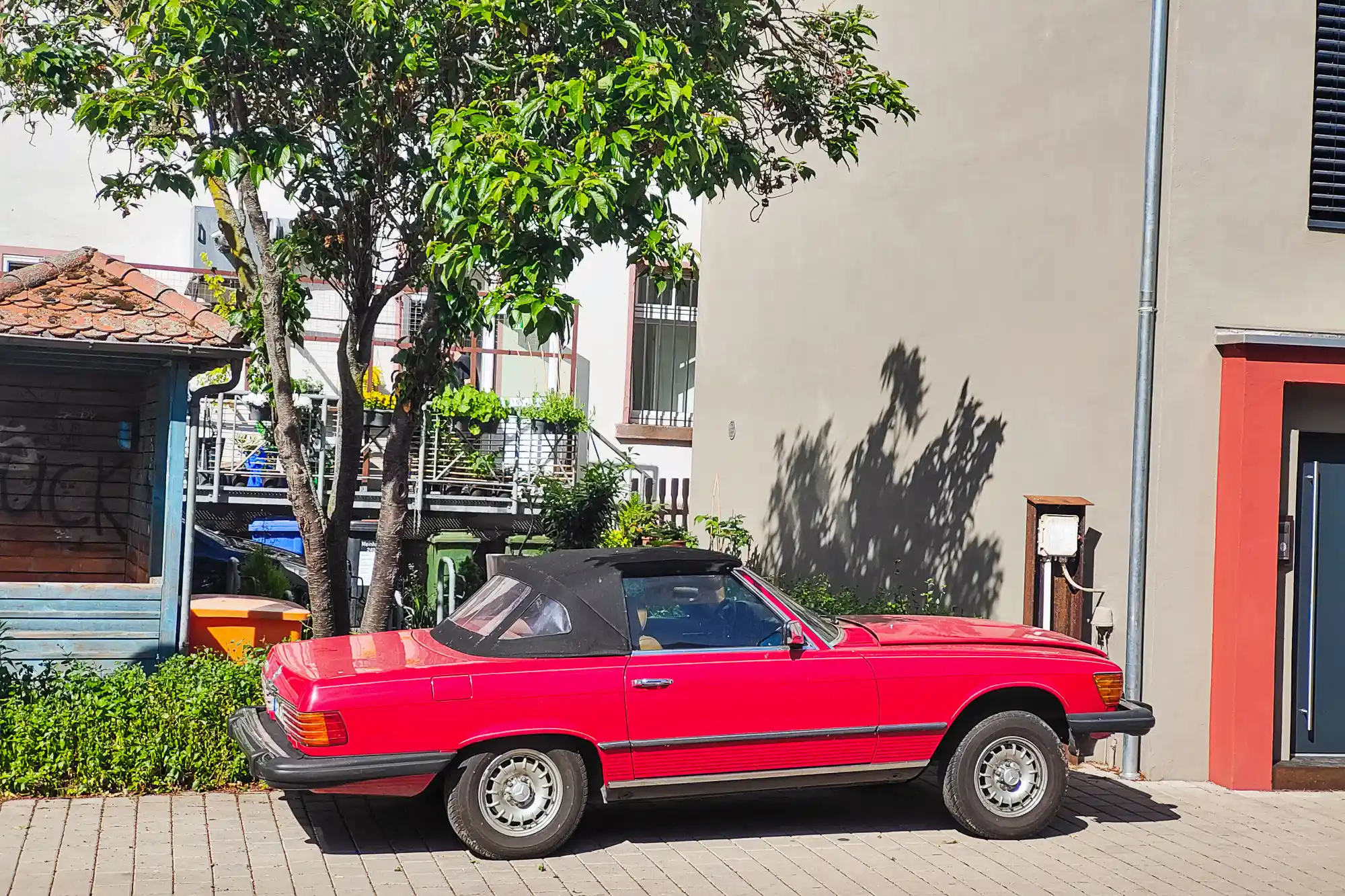 Rotes Cabrio in Traisa