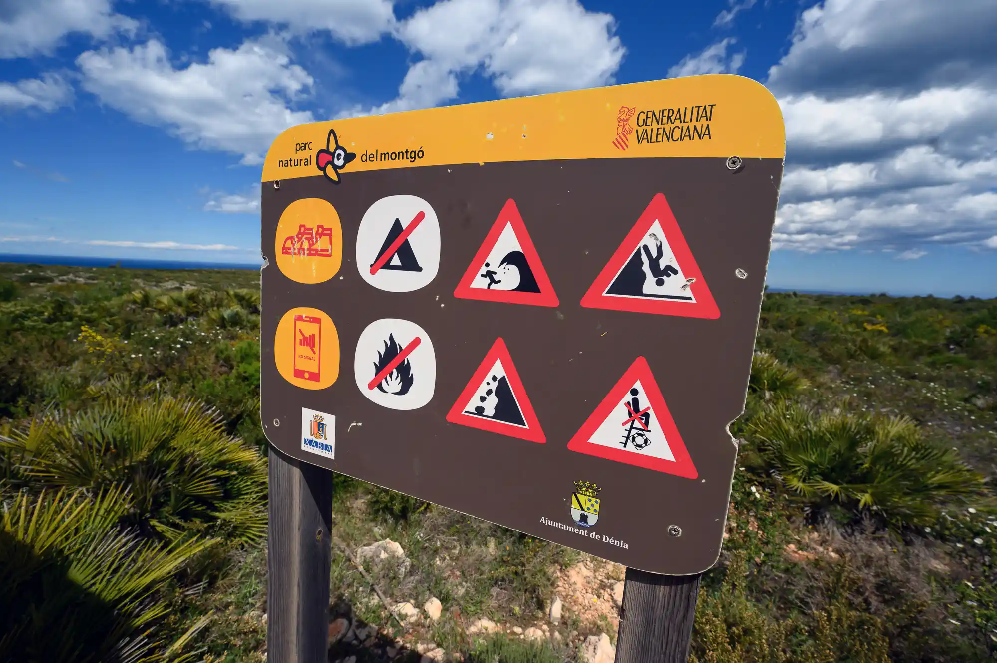 Hiking warning sign