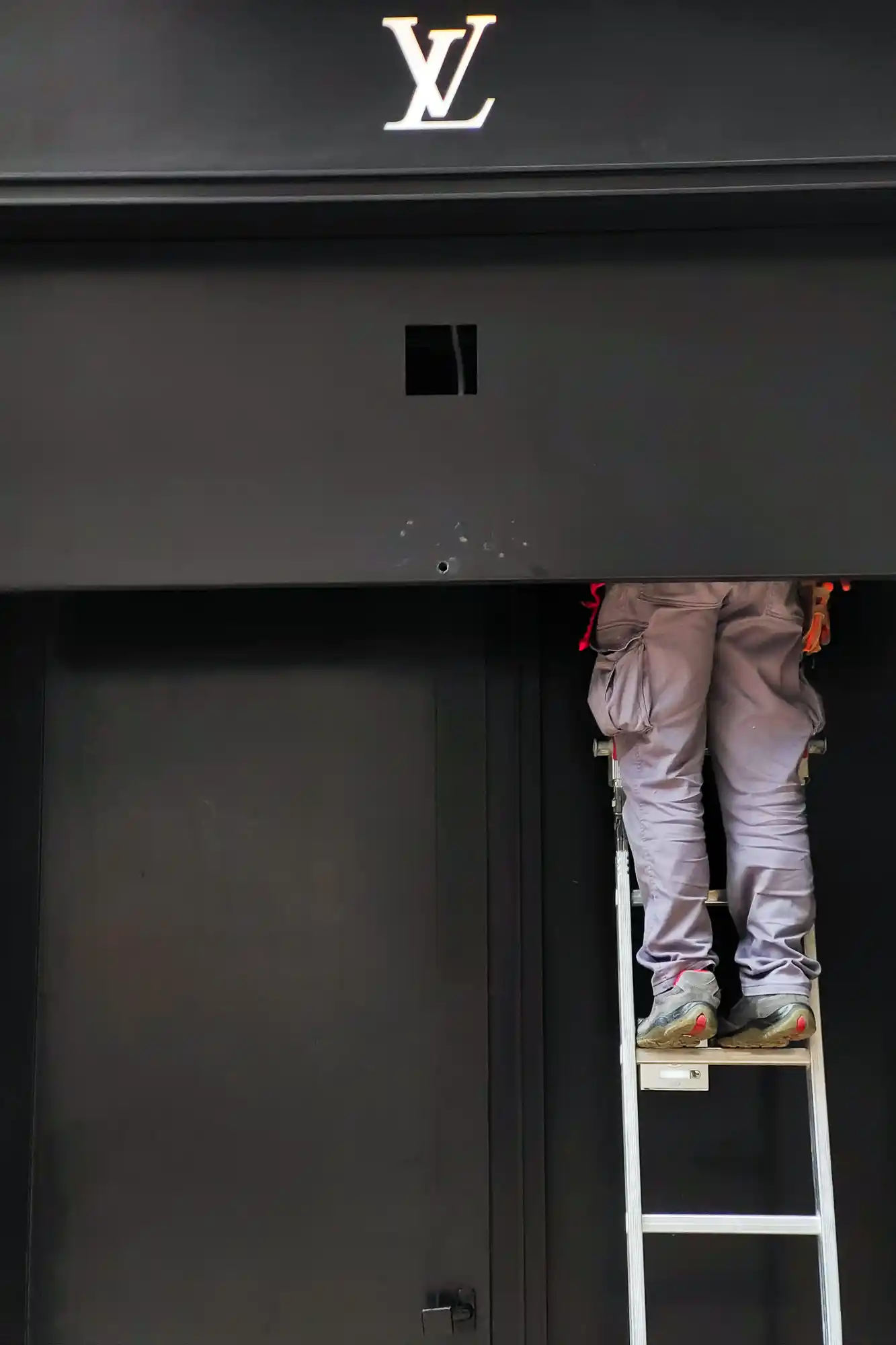 LOUIS VUITTON Construction worker