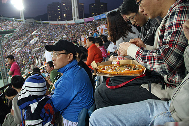 A Day at Sajik Stadium - Lotte Giants Baseball 23 Baseball Pizza