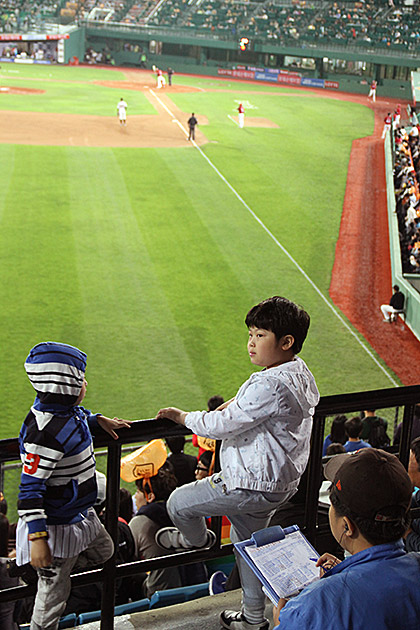 A Day at Sajik Stadium - Lotte Giants Baseball 18 Baseball Stonker