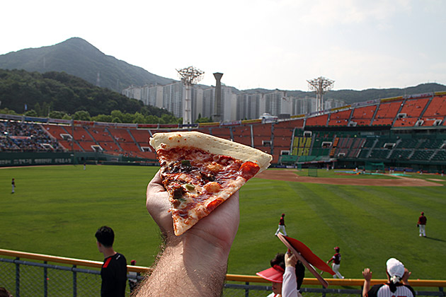 A Day at Sajik Stadium - Lotte Giants Baseball 17 Holly Pizza