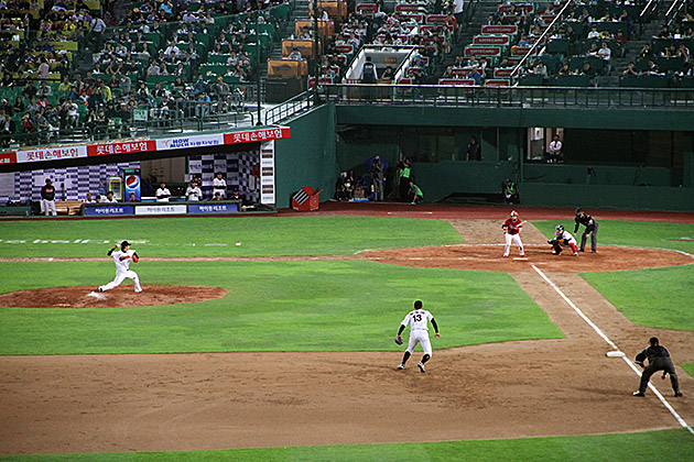 A Day at Sajik Stadium - Lotte Giants Baseball 3 Lotte Giants Pitch