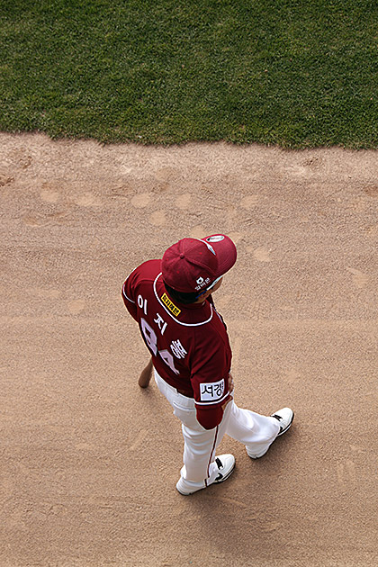 A Day at Sajik Stadium - Lotte Giants Baseball 12 Super Fly Baseball Player