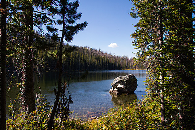 Rainbow lake in Idaho with a rock