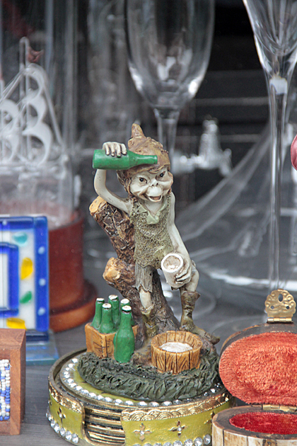 Elf pouring cider