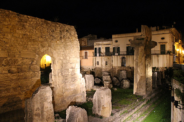 The Temple of Apollo and the Fountain of Arethusa 7 Syracuse At Night