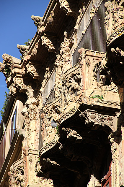 Stairway to Caltagirone 10 Caltagirone stone balcony
