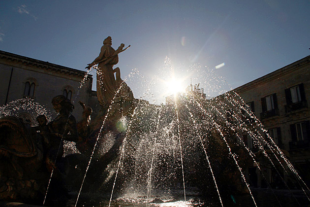 A Trip to Syracuse 1 Sun Fountain