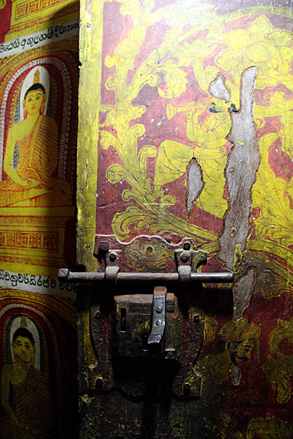 Photos of Aluvihara door painting