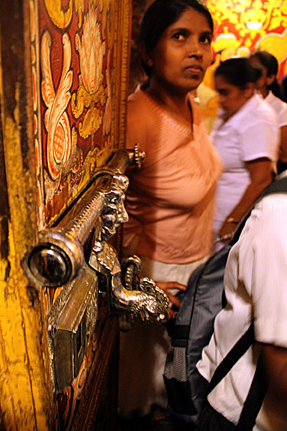 Sri Lankan woman temple of the tooth