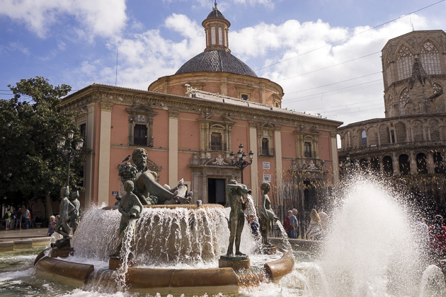 Plaza de la Virgen in Valencia with Turia fountain