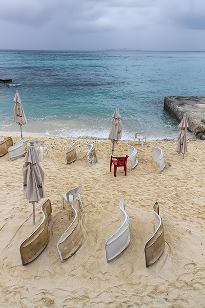 Garrafón Castilla beach with blue sea and beach chairs.