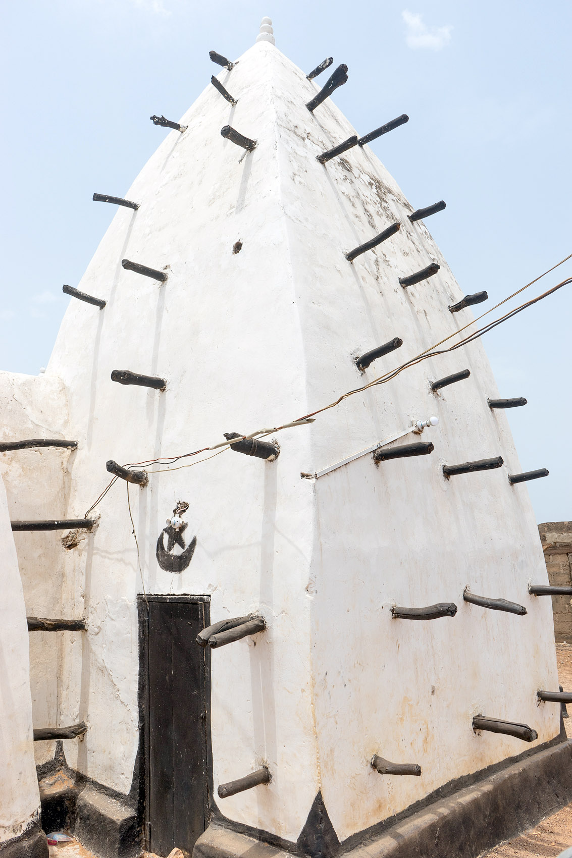 2 Larabanga Mud Mosque DSC04383