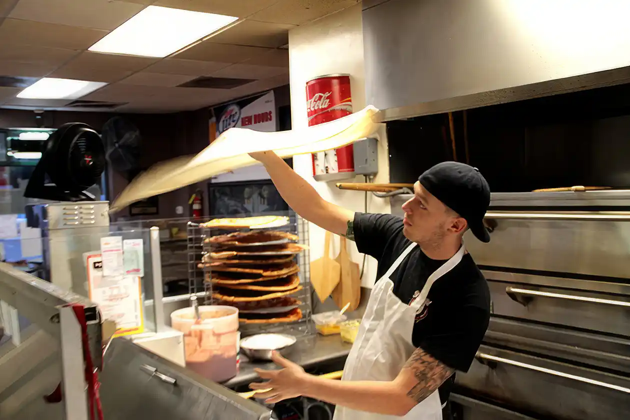 Spinning Pizza at Screamin Mimi's in Savannah